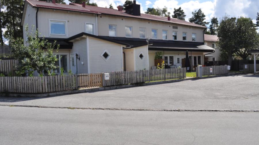 På ovanvåningen huserar förskolan fröhuset i föreningens bostadsrättslokal som innehas av Sollentuna kommun. På undervåningen fyra lägenheter, Poppelvägen 17.